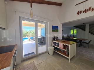 Vila, Prodaja, Privlaka, Privlaka
