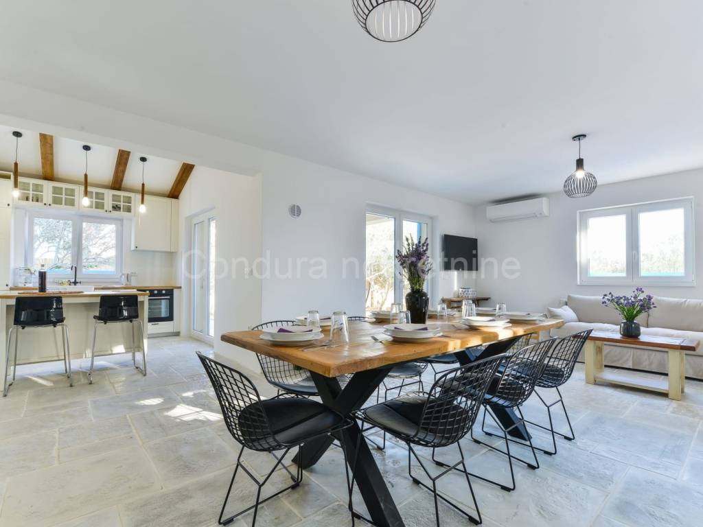 Vila, Prodaja, Privlaka, Privlaka