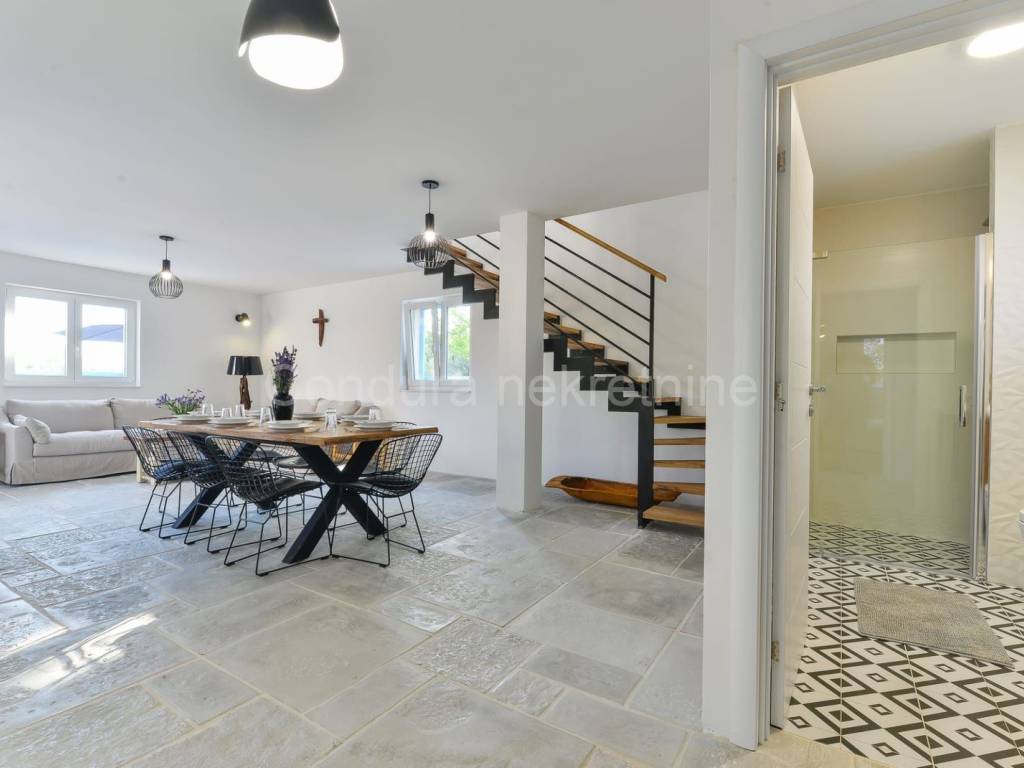 Vila, Prodaja, Privlaka, Privlaka