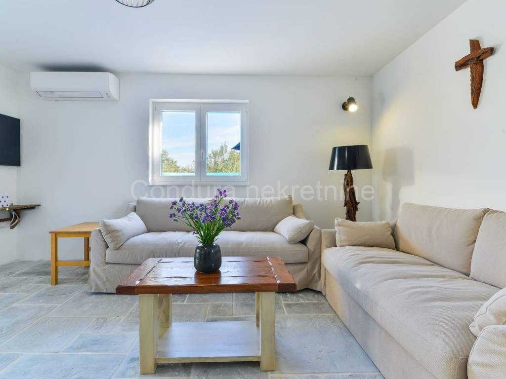 Vila, Prodaja, Privlaka, Privlaka