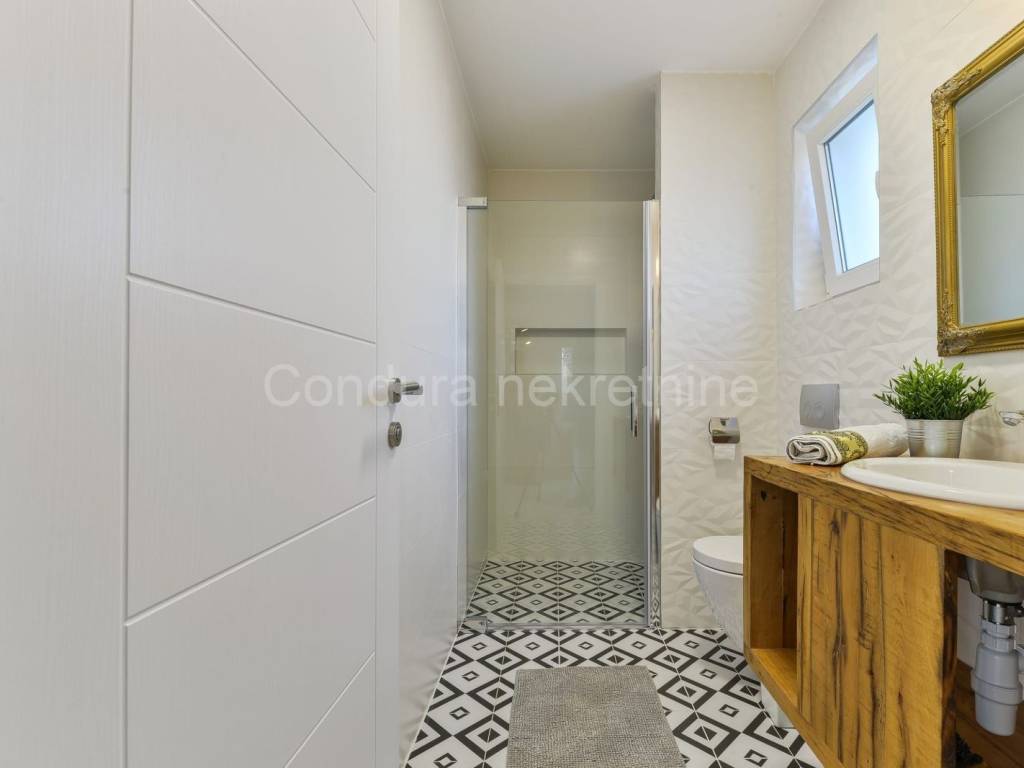 Vila, Prodaja, Privlaka, Privlaka