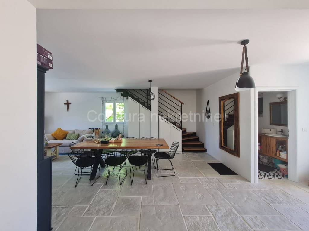 Vila, Prodaja, Privlaka, Privlaka