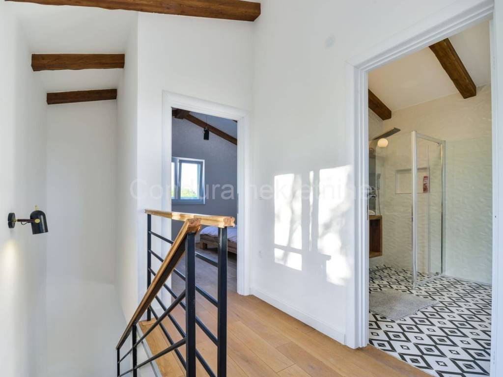 Vila, Prodaja, Privlaka, Privlaka