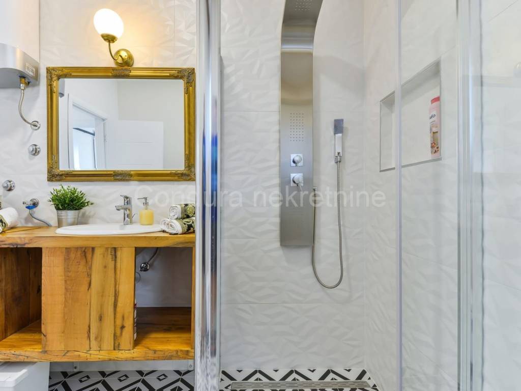 Vila, Prodaja, Privlaka, Privlaka