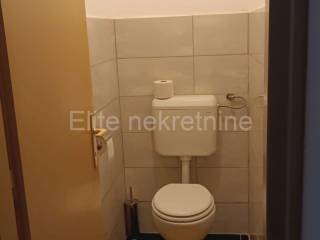 Stan u zgradi, Najam, Rijeka, Istok