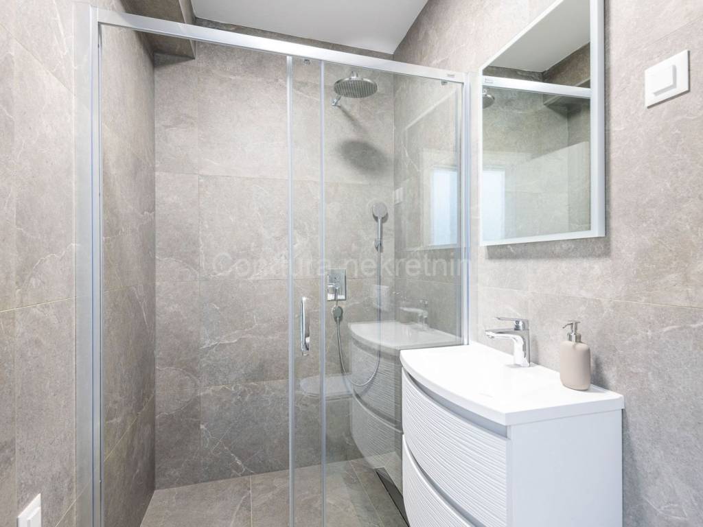 Apartman na moru, Prodaja, Povljana, Povljana