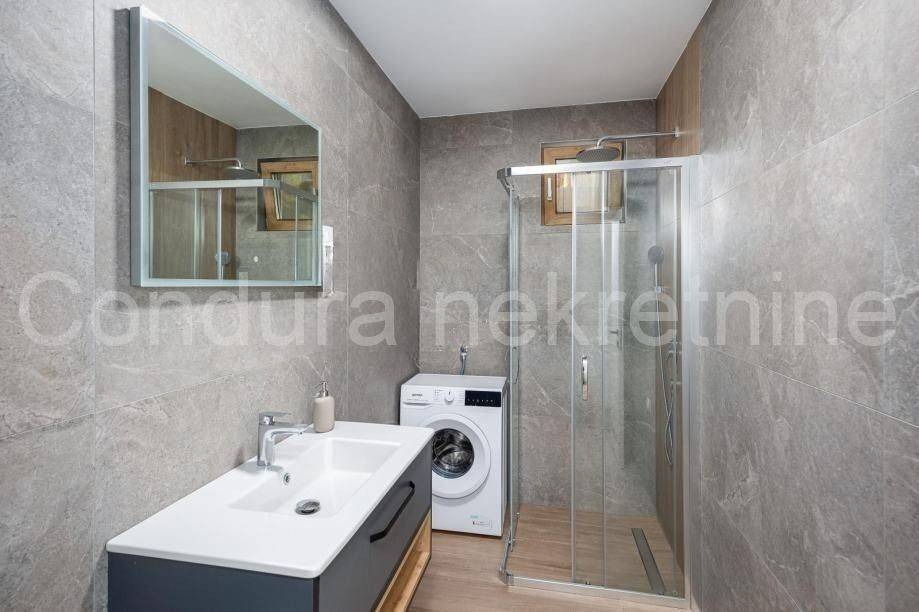 Apartman na moru, Prodaja, Povljana, Povljana