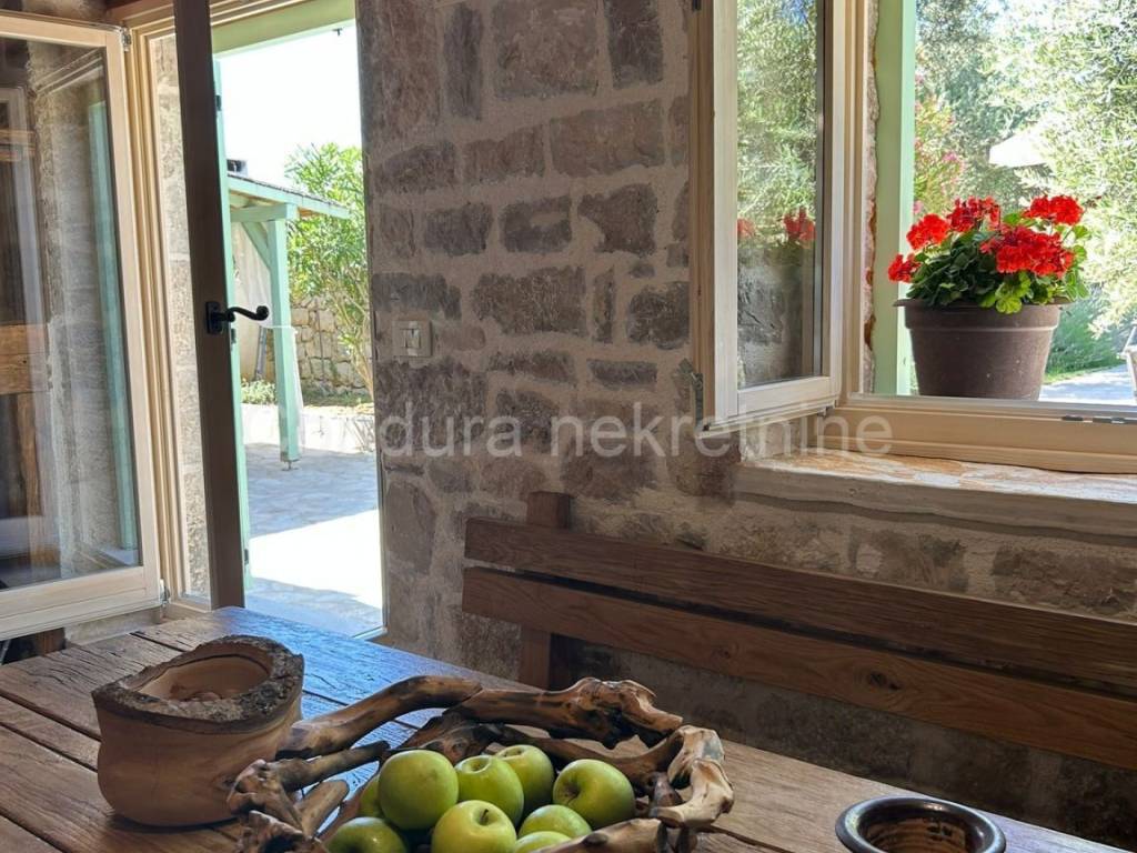 Kamena kuća, Prodaja, Privlaka, Privlaka