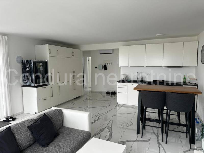 Apartman na moru, Prodaja, Vir, Vir