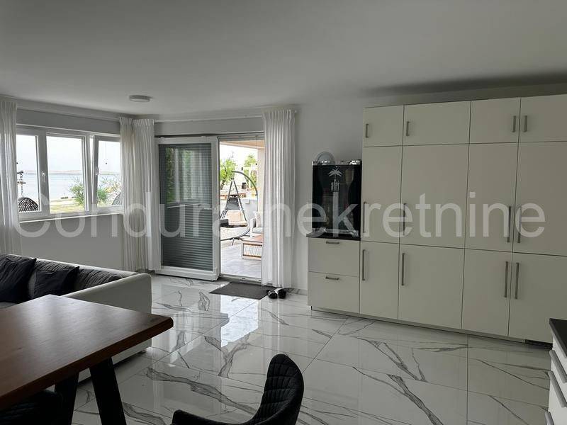 Apartman na moru, Prodaja, Vir, Vir