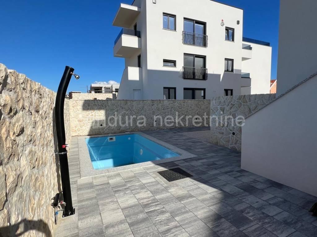 Apartman na moru, Prodaja, Povljana, Povljana