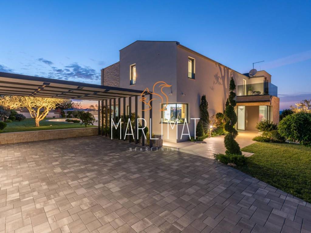 Luksuzna vila, Prodaja, Karojba, Karojba