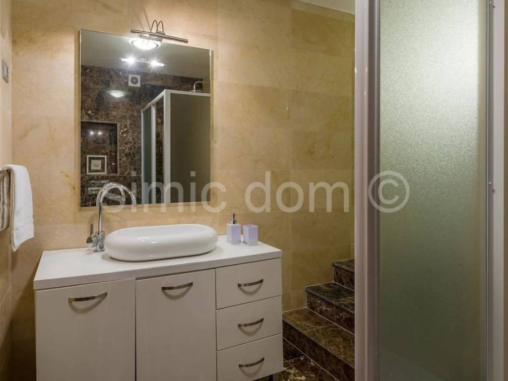 Apartman na moru, Prodaja, Milna, Milna