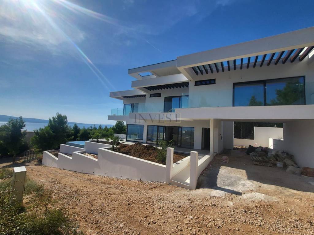 Luksuzna vila, Prodaja, Dugi rat, Dugi Rat