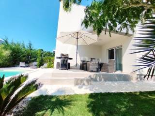 Vila, Prodaja, Privlaka, Privlaka