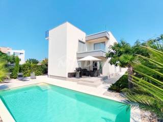 Vila, Prodaja, Privlaka, Privlaka