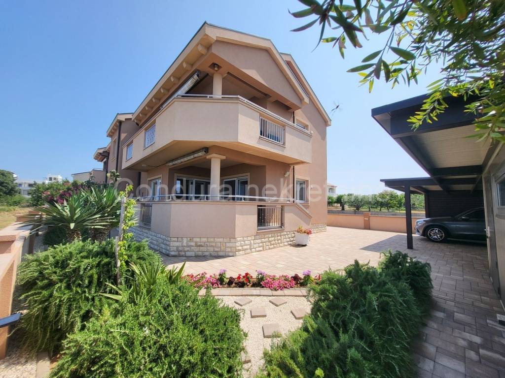 Apartman na moru, Prodaja, Nin, Zaton