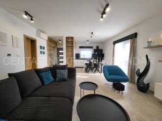 Luksuzna vila, Prodaja, Privlaka, Privlaka