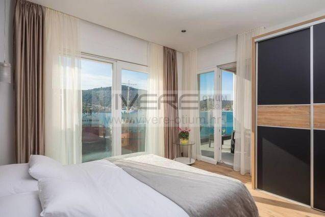 Bedroom on 2nd floor with terrace