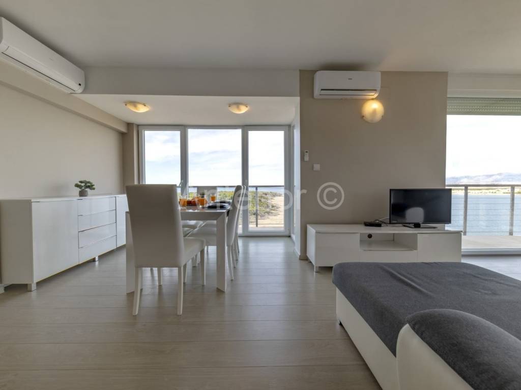 Apartman na moru, Prodaja, Povljana, Povljana