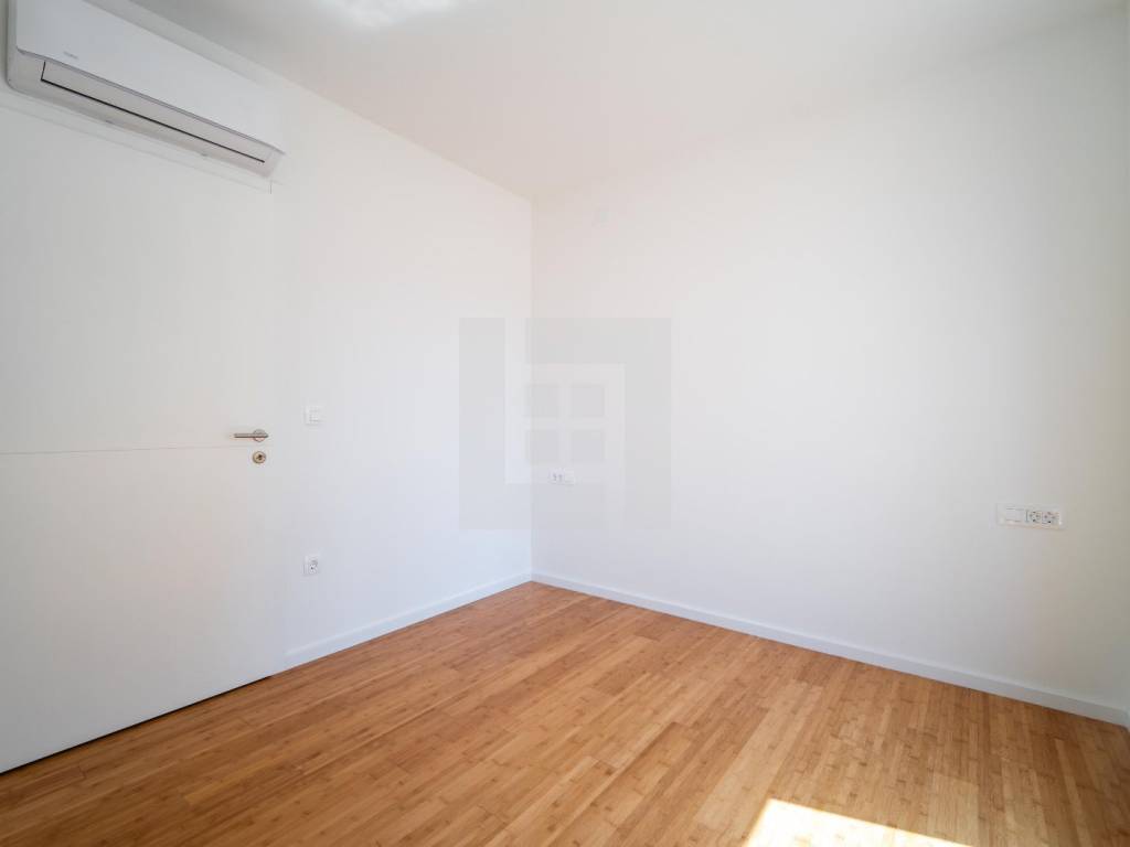 Novalja, luksuzan 3S stan sa terasom, vrtom i 2PM, prodaja
