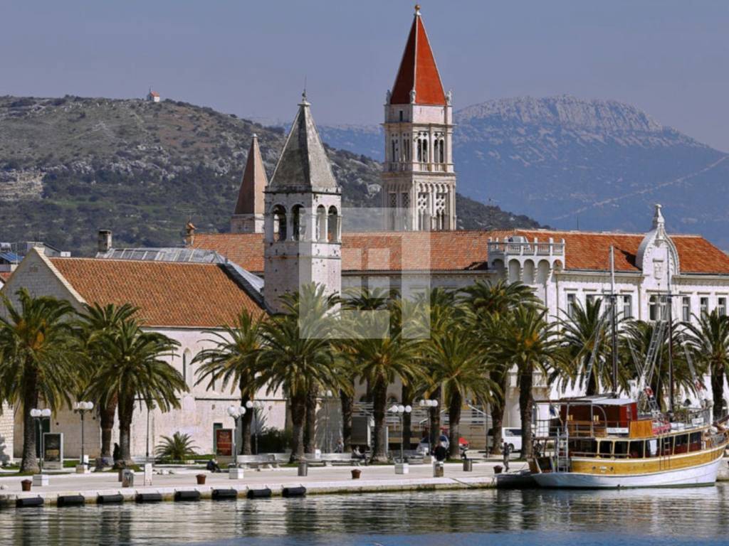 Trogir, građevinsko zemljište za halu, 2500 m2, prodaja