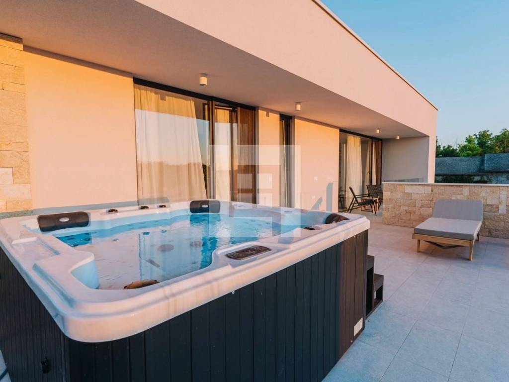Privlaka (Zadar), moderna luksuzna vila sa bazenom, prodaja
