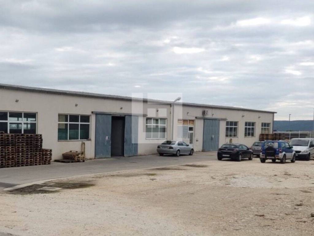 Trogir, hala/skladište, 750m2, parking, prodaja