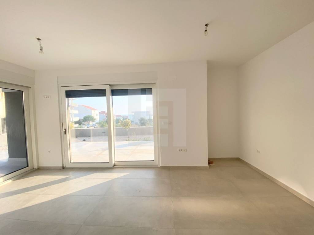 Novalja, 5S stan sa vrtom I 2 parkirna mjesta, prodaja