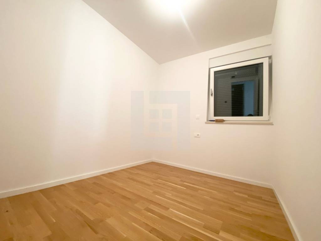 Novalja, 5S stan sa vrtom I 2 parkirna mjesta, prodaja