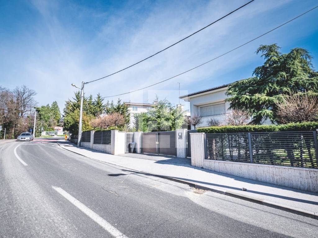 Tuškanac, mala obiteljska kuća za renovaciju, prodaja