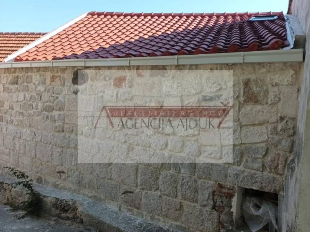 Omis, Lokva Rogoznica