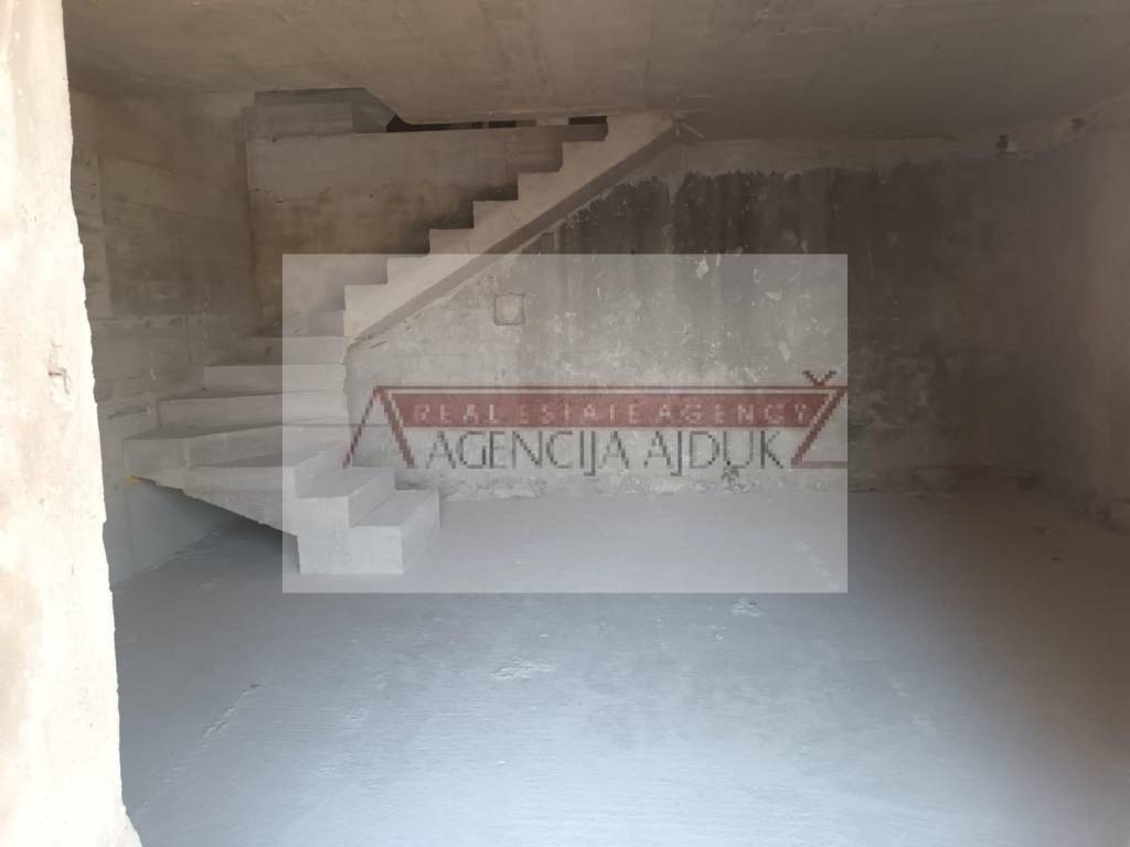 Omis, Lokva Rogoznica