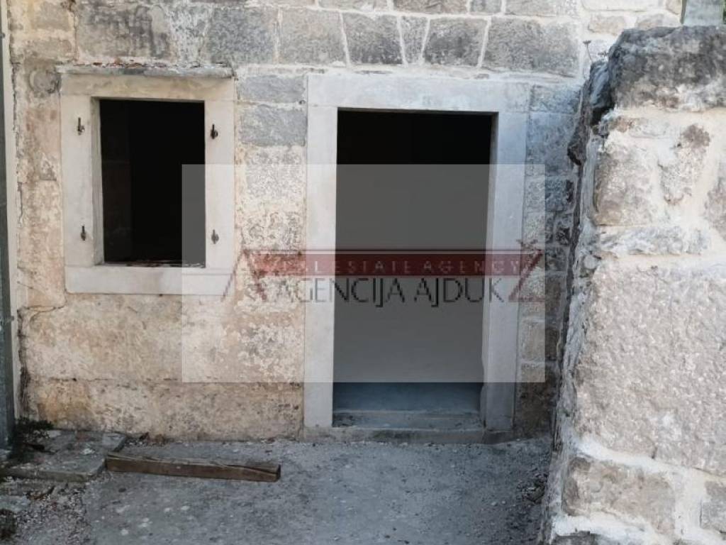 Omis, Lokva Rogoznica
