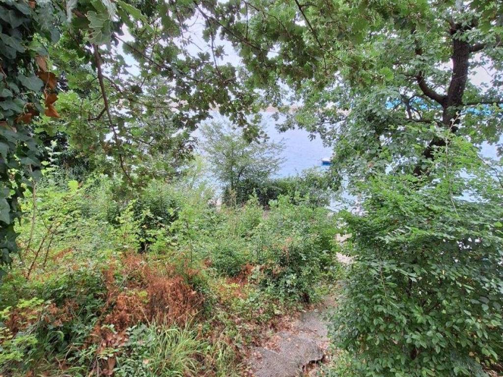 Property right by the sea - access from public are