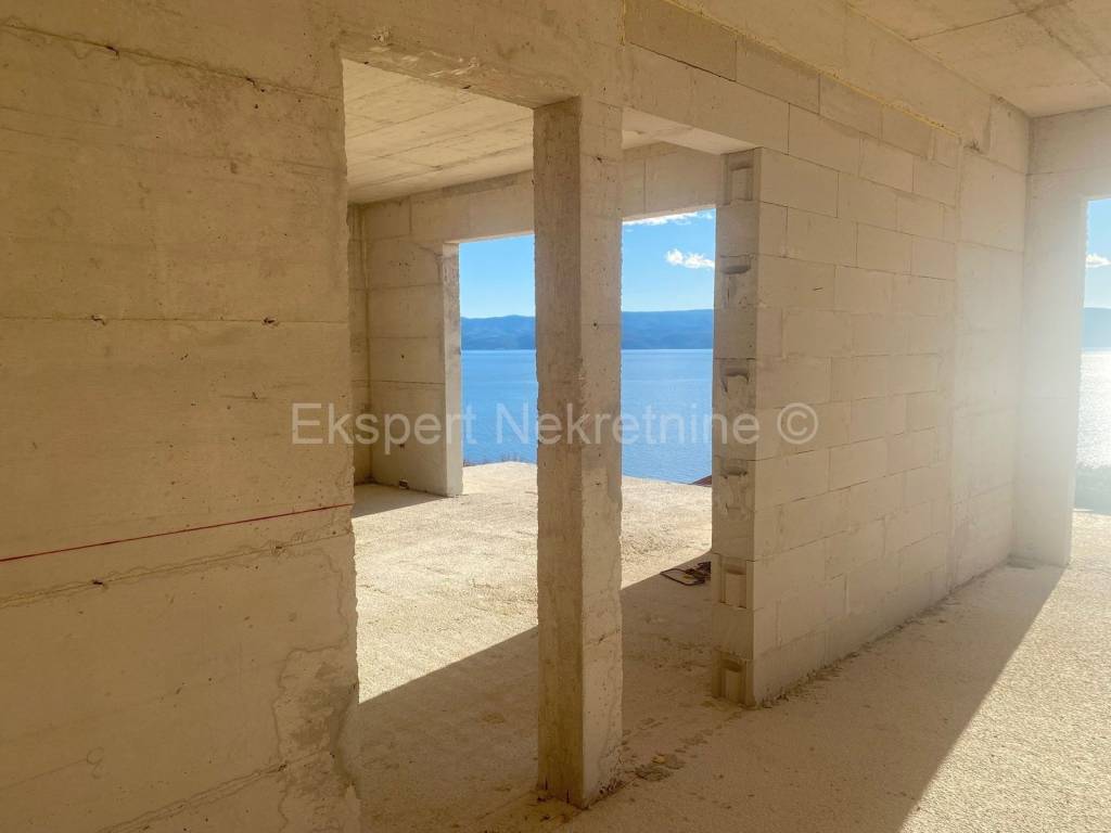 Samostojeća kuća, Prodaja, Dugi rat, Duće