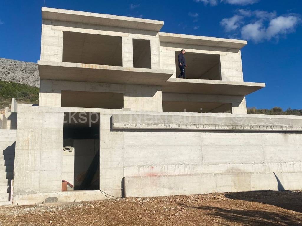 Samostojeća kuća, Prodaja, Dugi rat, Duće