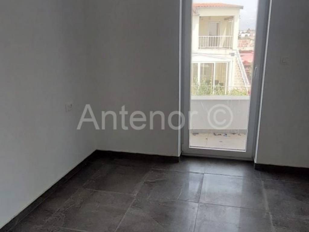 Dvojna kuća, Prodaja, Vrsi, Vrsi
