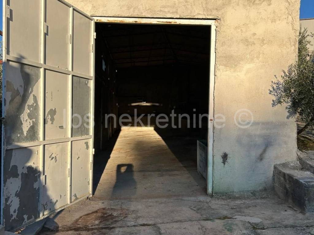 Hala, Najam, Solin - Okolica, Mravince