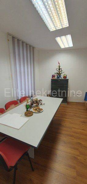 Ured, Najam, Rijeka, Zapad