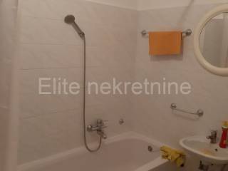 Stan u zgradi, Najam, Rijeka, Istok