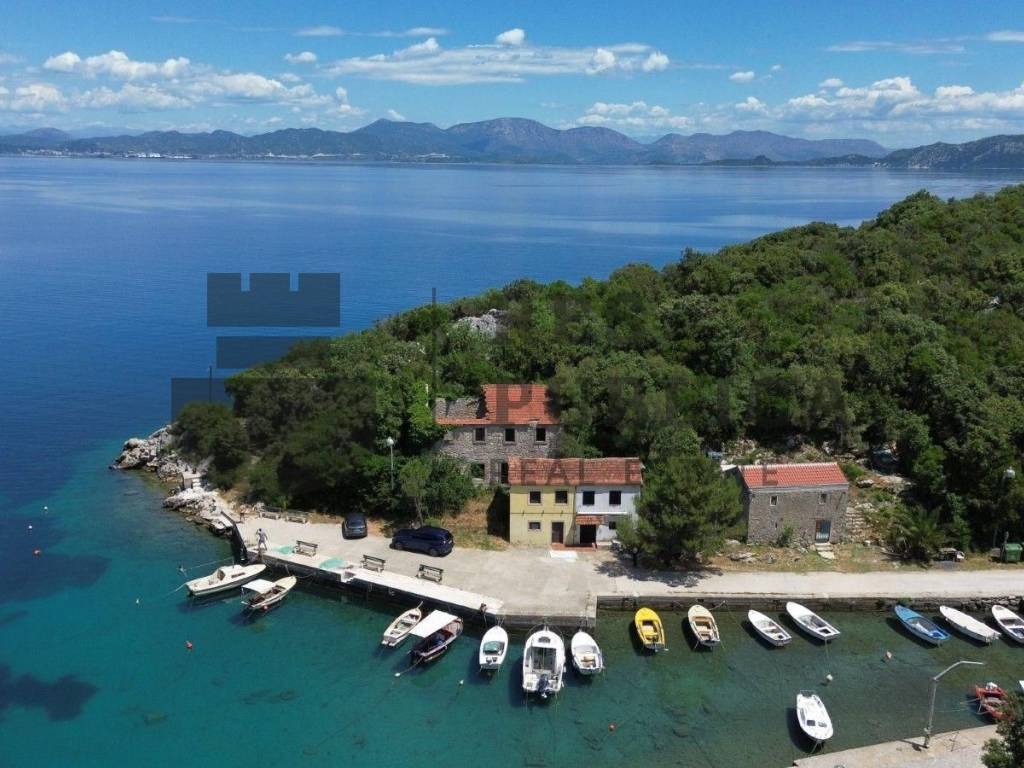 Janjina, Osobjava