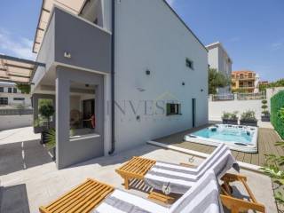 Luksuzna vila, Prodaja, Okrug, Okrug Gornji