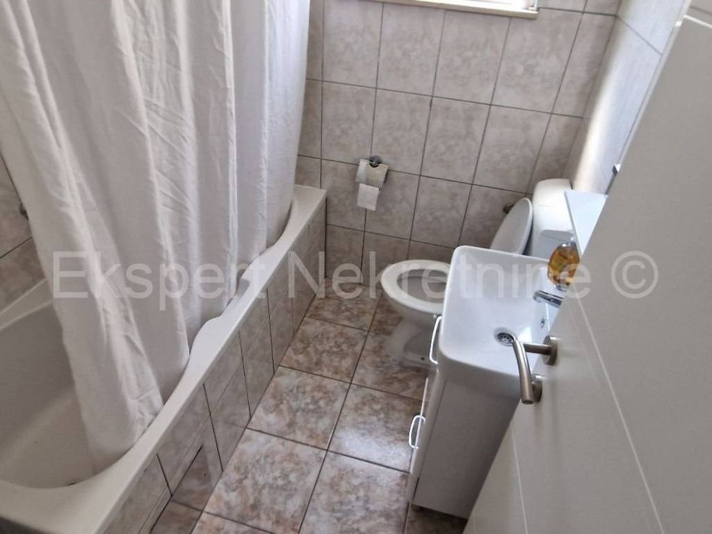 Stan u zgradi, Prodaja, Okrug, Okrug Gornji