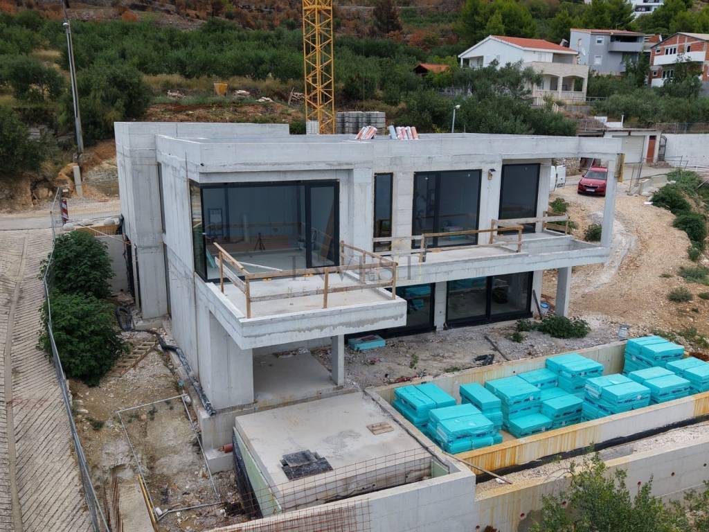 Luksuzna vila, Prodaja, Dugi rat, Jesenice