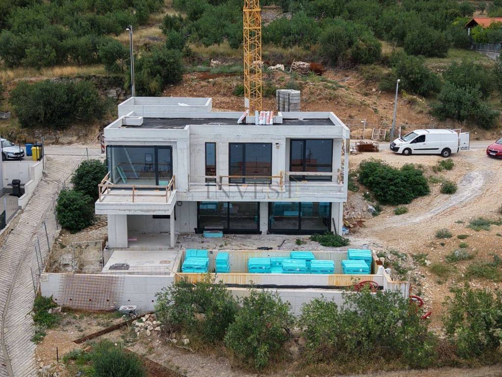 Luksuzna vila, Prodaja, Dugi rat, Jesenice