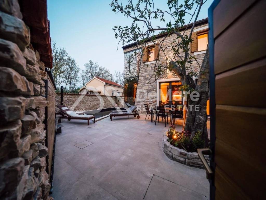 Kamena kuca, Prodaja, Privlaka, Privlaka