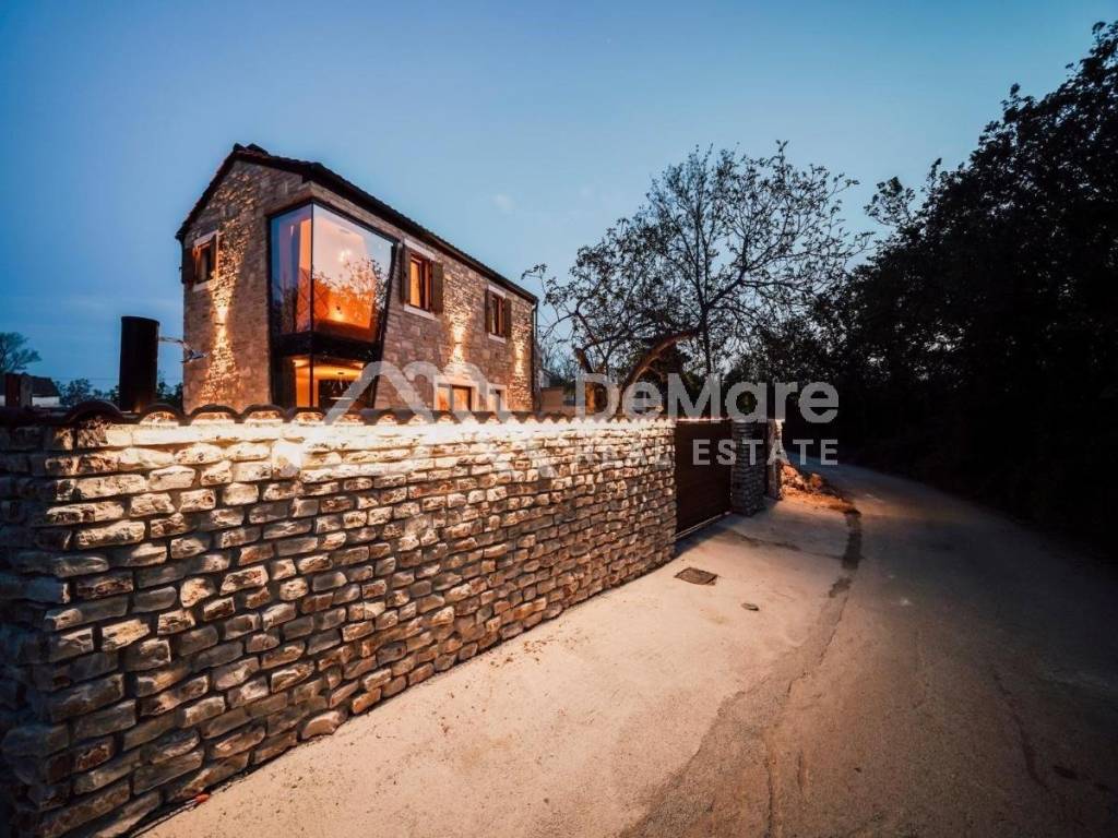 Kamena kuca, Prodaja, Privlaka, Privlaka