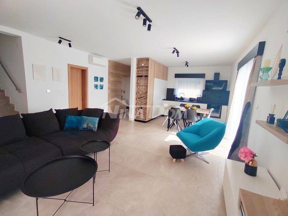 Vila, Prodaja, Privlaka, Privlaka