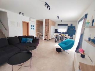 Vila, Prodaja, Privlaka, Privlaka